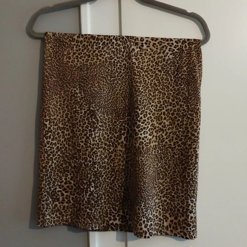 En mjuk och bekväm kjol med leopardmönster. Har ett pyttelitet hål längst upp på baksidan. Men annars i perfekt skick🐆. Kjolar.