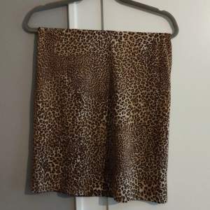 En mjuk och bekväm kjol med leopardmönster. Har ett pyttelitet hål längst upp på baksidan. Men annars i perfekt skick🐆