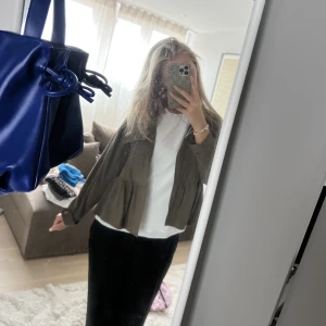 Zara jacka - En tunn fin jacka från zara med volang nertill , endast testad 