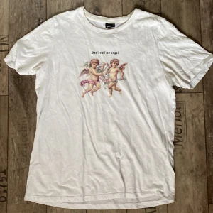 Vit t-shirt  - Vit t-shirt med ett tryck 