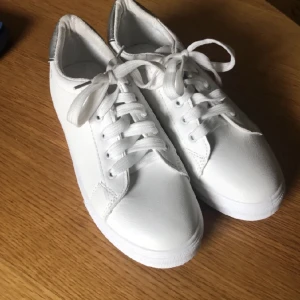 Sneakers  - Str 38 men skulls säga att dom är mer som 36/37. 