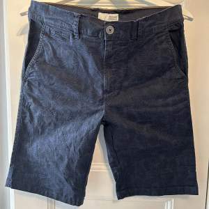 Fina blå shorts av märket Solid