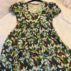 Blommig klänning från indiska  - Fin känning, använd ca 5 ggr  