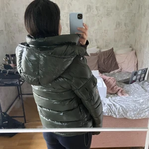 Mörkgrön moncler jacka - Jag säljer min moncler jacka. Jag har använt den under en vinter. Den är i ett jättebra skick, som ny. 