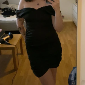 off shoulder klänning - Köpt från asos, märket är parisian. Storlek 38. Endast testad en gång. Pris 180kr (frakt tillkommer). Skickar gärna fler bilder om så önskas. Pris kan diskuteras🥰