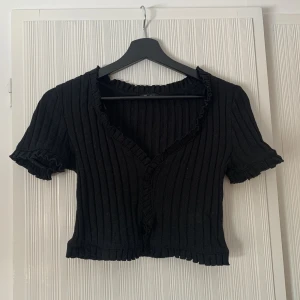 Svart topp - Kortärmad topp med söta detaljer från zara, storlek xs💓aldrig använd