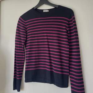 En fin stickad tröja från Filippa K. Jätte fin men har blivit för liten för mig därför säljer jag den. Den är marinblå och rosa randig.