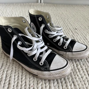 converse  - storlek 36,5, använda men inget slitage, skriv för fler bilder 😇