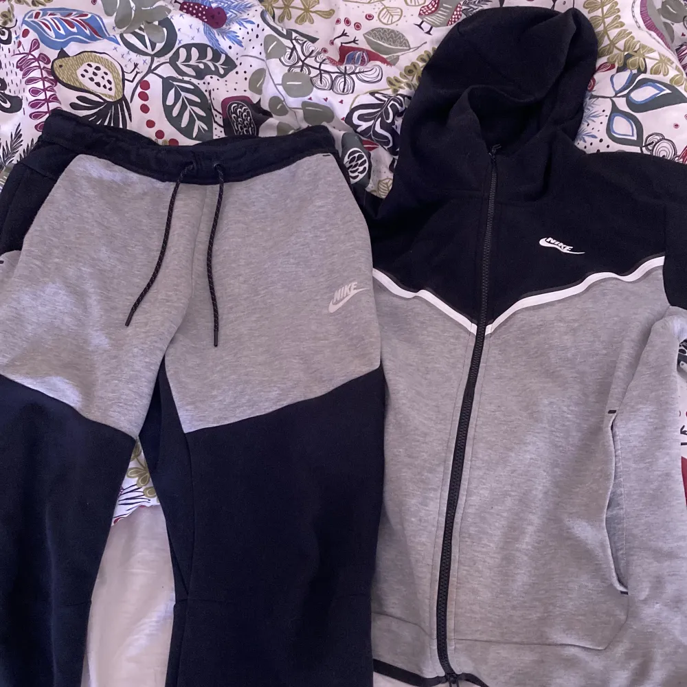 Nike tech dress i prima skick, Använd några få gånger bara, hoodie är i xs o byxorna S men de passar perfekt med varandra . Hoodies.