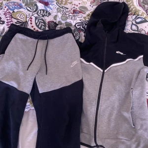 Nike tech svart/grå - Nike tech dress i prima skick, Använd några få gånger bara, hoodie är i xs o byxorna S men de passar perfekt med varandra 