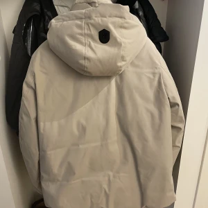 Mackage vinterjacka  - Mackage vinterjacka som är använd 2gånger för att jag fick en ny som jag hellre ville använda. Nypris 11000kr