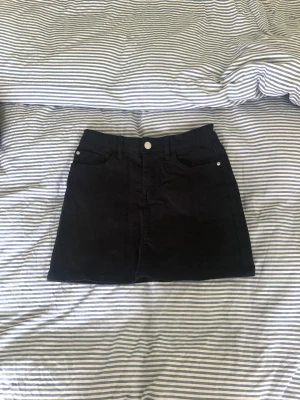 Svart Jeans kjol - Jeans kjol som är för liten för mig ❣️
