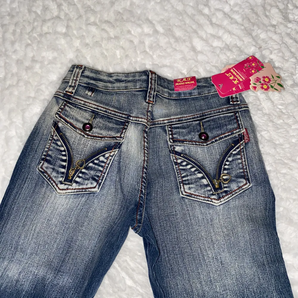 Midwaist bootcut jeans med unika kristaller och detaljer på benen och bakfickorna 🩷 Helt oanvända och köpta här på plick! Midja tvärs över: 32cm Innerbenslängd: 78cm. Jeans & Byxor.