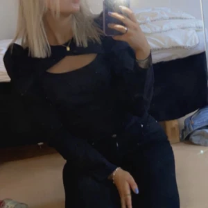 Svart topp Veromoda  - Svart topp från VERO MODA. Använd fåtal gånger. 