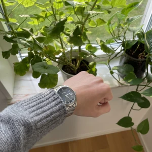 SEIKO klocka!  - Mörk blå 40mm Sapphire Steel blue dial. Helt perfekt skick. Jag har tagit av fyra länkar så att den ska passa på mig men om den skulle vara för liten eller Förstor så kan jag fixa den så den passar dig. Nypris: 3199kr / Priset går att pruta!