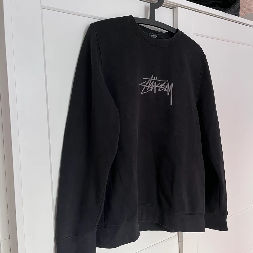 Stüssy crewneck i gott skick. Storlek S. Säljer då den inte kommer till användning. Jag är 183 cm lång för referens :) . Tröjor & Koftor.