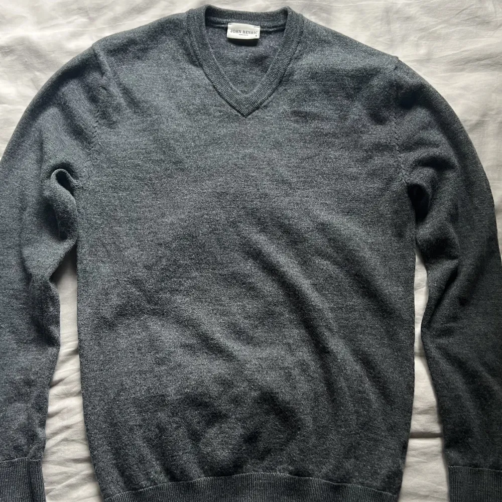 Säljer denna v ringade tröja i 100% merino ull från John henric. Den är S men är liten i storleken. Stickat.