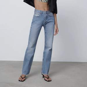 Snygga mid rise jeans från Zara! Använda men i bra skick. Jag är 178 för referens :)