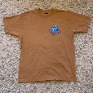 En jättecool T-shirt från märket obey! Köptes för 400kr men säljer nu för 150kr. Jag säljer den då den inte har kommit så mycket till använding. Superbra skick!💗 (köparen står för frakten)