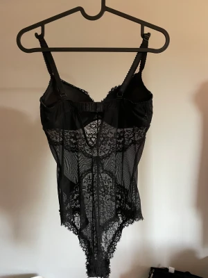 Body - Nyköpt body i svart spets med pushup som säljer pga fel storlek.  Aldrig använd utan något under!
