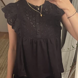Blus från Mango - Jätte fin blus ifrån mango, knappt använd🖤❤️‍🔥