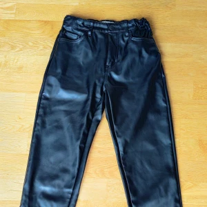 Svarta skinn byxor  - Köpt från Lindex I nyskick, använd fåtal gånger, inga defekter  Djurfritt Rökfritt hem  Hämtas i Åkarp eller skickas via post  Köparen betalar fraktkostnad samt varan i förväg