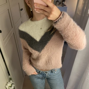 Lurvig tröja  - Suuuuper mjuk lurvig tröja!! I super bra skick bara använts några enstaka tillfällen. Är som att ta på sig världens mjukaste filt tro mej😍
