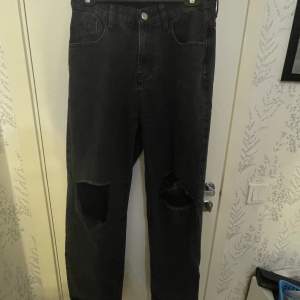 Svarta baggy jeans med hål på knäna. Har använt ett fåtal gånger. Köpte på SHEIN för typ 200kr. Bra kvalite för att va SHEIN. Köparen betalar frakten.