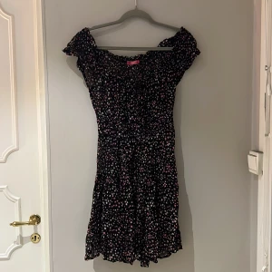 Somrig klänning - Somrig klänning från indiska. Storlek XS men passar även S. 