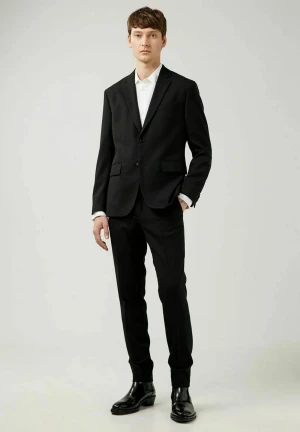 Johan Lindeberg kostym  - Str:154  Svart kavaj och byxa.  Använd två gånger, så gott som ny.  Inköpt på Lindeberg butiken på Hade fashion outlet, nypris 2500:- kvitto finns.  Från djur & rökfritt hem. 