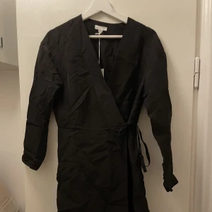 Oanvänd klänning  - Omlott modell.  Passar även 36