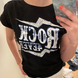 Rock tröja❤️‍🔥 - En jätte cool tröja som tyvärr inte kommer till användning🥲💕 den sitter som en S-Xs men oklart vilken storlek! Använt max 3gg och ser inte använd ut. Skriv vid intresse eller frågor💕är alltid öppen för prisförslag!!