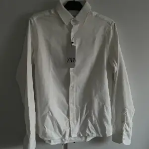 Vit flannelskjorta från zara i storlek S. Aldrig använd, fick den i present så han inte lämna tillbaka den. Köparen står för frakten.