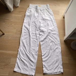 Vita linnebyxor  - De är i storlek 134-140 men passar mig som är 155cm lång😍säljer de för att jag inte får användning för dem, kan diskutera ett pris
