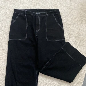 Svarta jeans med dekorativ vit söm - Svarta oversized jeans en dekorativ vit söm!