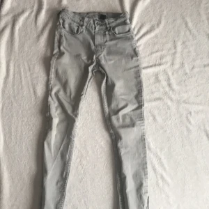 Jeans - Gråa jeans, inte trasig nånstans, inga fläckar, vet inte of pris men säljer för 40kr😊köpare står för frakt