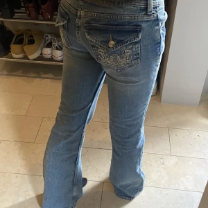 Low waist bootcut jeans 👖 - Säljer dessa super fina low waist jeans från H&M. Kom inte till mycket användning, väldigt bra skick 💕 Passar perfekt på mig som är 168. Ord priset är 299 kr, säljer för 100 kr + frakt! 💗Tryck ej på köp nu!