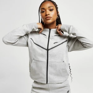 NIKE TECH FLEECE  - Säljer min Nike tech fleece för att ja inte har nån användning till den, köpt i november men har bara används 2-5 gånger sen dess! Nypris 1350kr men säljer för 700kr! 