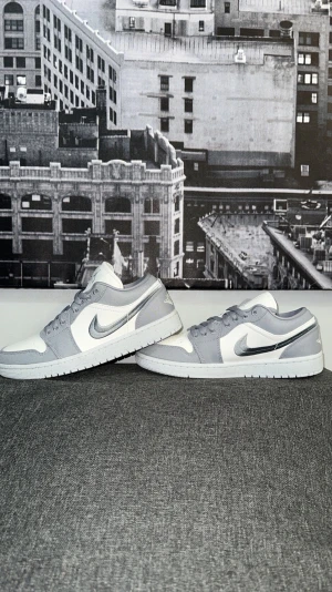 Jordan 1 - Jordan 1 Light Steel Grey   Helt nya aldrig använda  Kvittot finns  Storlek: 40.5 