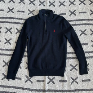 Ralph Lauren  - Säljer min Ralph Lauren Tröja då den blivit för liten. Kan användas till både finare tillfällen men även till vardags!  Skick 6-7/10 Nypris ca 1500kr  (Den har ett litet hål som är igensytt men syns knappt)