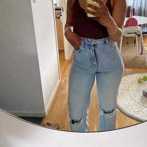 Supersnygga ljusblå jeans från Zara, perfekta till sommaren! Högmidjade med vida ben. Sparsamt använda, som nya! Nypris 400kr 