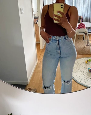 Zara jeans  - Supersnygga ljusblå jeans från Zara, perfekta till sommaren! Högmidjade med vida ben. Sparsamt använda, som nya! Nypris 400kr 