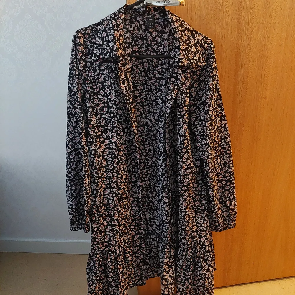 It's a nice dress from Shein but doesn't suit me.  Worn once only, no damages.  DM for more photos or questions. [Product Measurement - Shoulder:38.5 cm, Length:87 cm, Sleeve Length:60 cm, Bust:98 cm, Cuff:19-40 cm, Bicep Length:35 cm]. Klänningar.