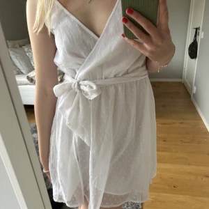 Klänning - Superfin klänning!! Perfekt till studenten eller skolavslutningen ❤️  Går att ta på och av bandet i midjan och ställbara axelband💘