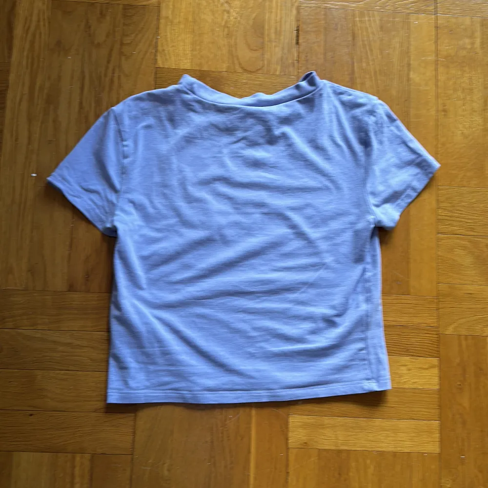 En fin t-shirt som knappt är använd är från H&M . T-shirts.