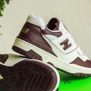 New balance 550 - Kollar intresset på mina new balance 550 skor. Det är i färgen white burgundy. Supersnygga men tyvärr lite små för mig och därför väldigt sparsamt använda. Det är i strl 39,5. Har original box och extra skosnören som kom med när de köptes. 