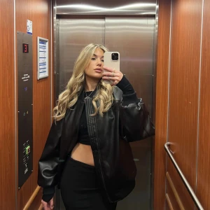 Pu bombarjacka - Säljer denna slutsålda bombarjacka i fake-läder. Köpt på bikbok för ca 1 månad sedan. Säljer då den inte kommer till användning. Bilderna är lånade, skriv privat för fler bilder😊(jackan sitter oversize) 