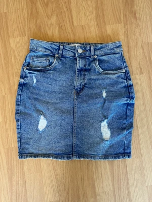 Jeanskjol från newyorker  - Jeanskjol från newyorker, aldrig andvänd, storlek M!