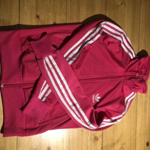 Adidas kofta - Snygg rosa Adidas kofta som jag tyvärr växt ur, men mycket bra skick, knappt använd. 