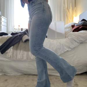 Bootcut jeans från Gina Tricot i storlek S